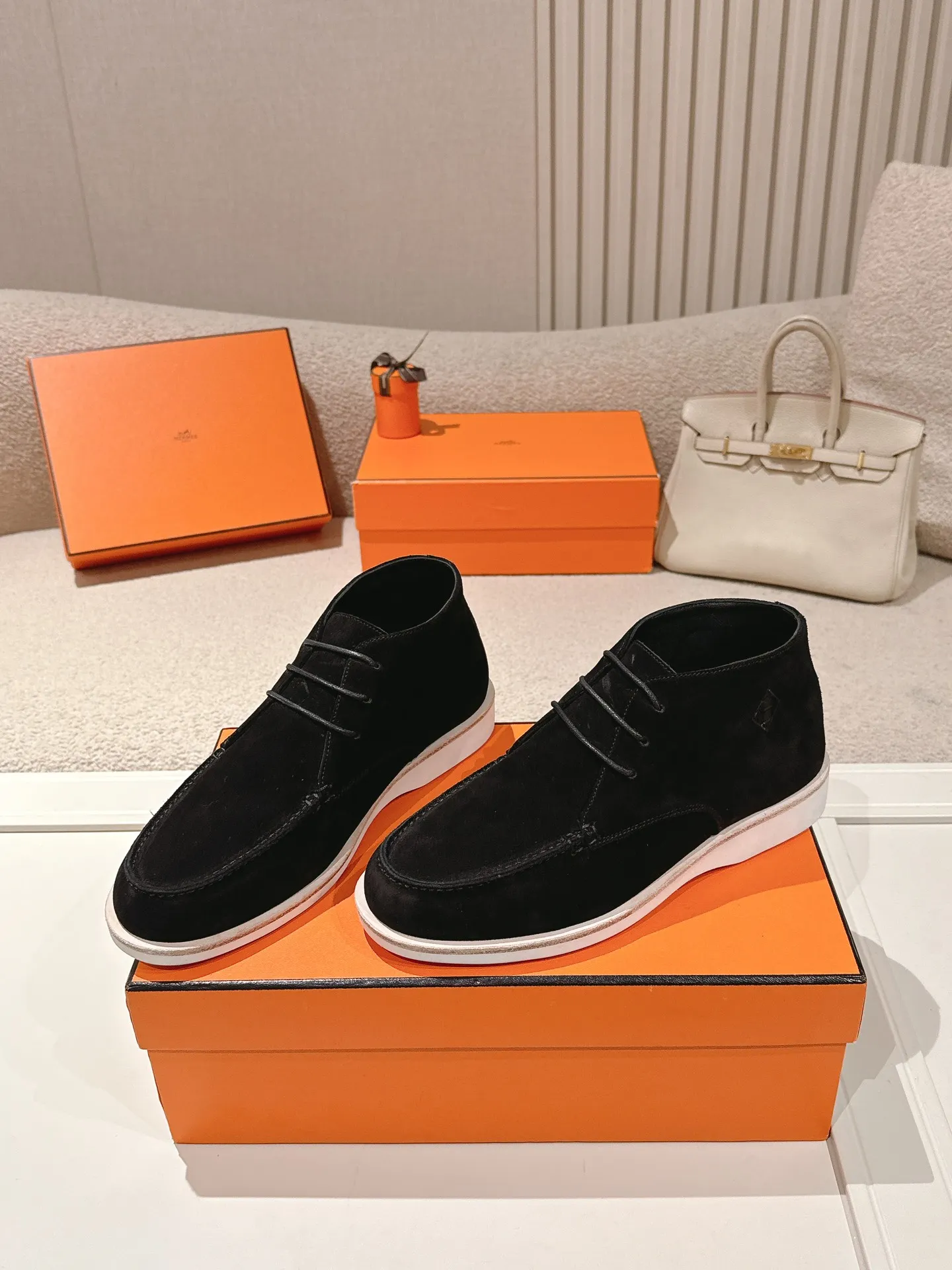 Men's Men's Shoes 660💰 Hermes men's size #26ss calfskin derby shoes, decorated with signature "H Diamant" details for a stylish and casual style. Fabric: Cow suede Lining: Mixed sheep lining Outsole: Genuine leather welt + original TPU Bottom thickness: 3CM Code number: 39-45 (customized at 46.47)